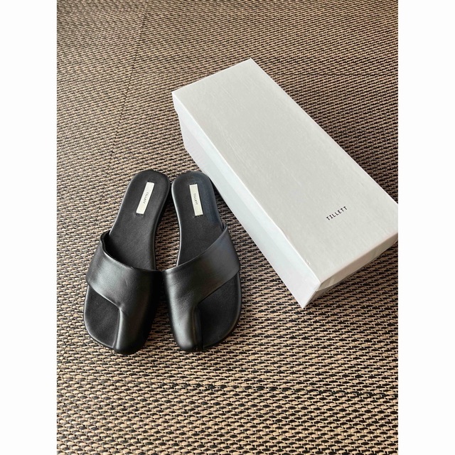 BEAUTY&YOUTH【TILLETT レザートングフラットサンダル】